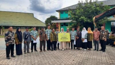 Wakil Ketua Komisi Bersama DPR RI Salurkan Beasiswa PIP di SMK Negeri 2 Tanah Grogot