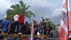 Ribuan Massa Kepung Gedung DPRD Kaltim, Desak Tuntutan Segera Direalisasikan